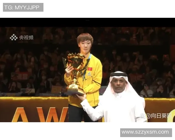 足球巨星荣耀时刻捧起冠军奖杯，见证无数努力与梦想的终极成就